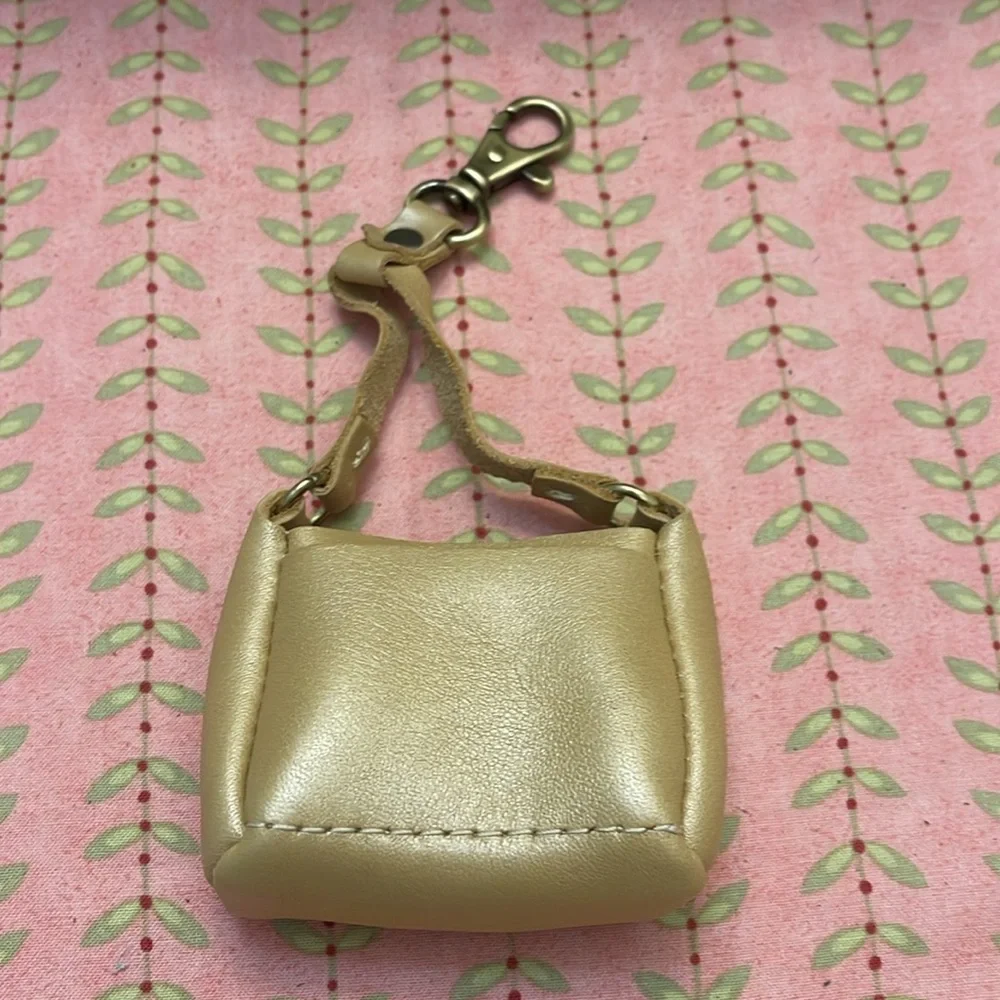 Portland Leather Teeny Tiny Triangle Keychain CHAMPAGNE - Picture 3 of 8